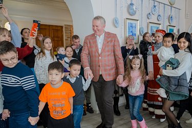 Подарки, новогодний спектакль, Дед Мороз и Снегурочка…